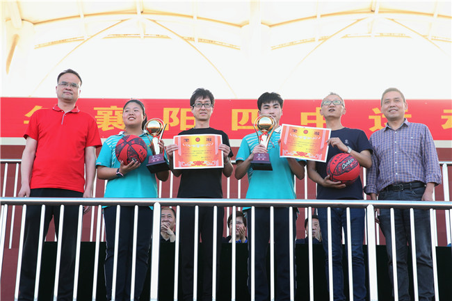 馬拉松團體第一名：6班、14班.jpg