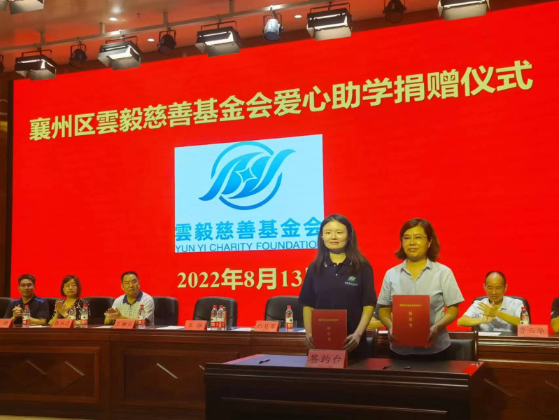 3-李靜校長(zhǎng)簽訂助學(xué)協(xié)議.jpg